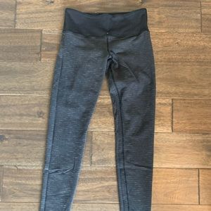 Textured grey Luluemon low-rise leggings!